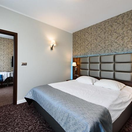 Hotel Nowy Dwór Trzebnica Exterior foto