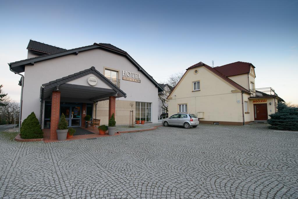 Hotel Nowy Dwór Trzebnica Exterior foto