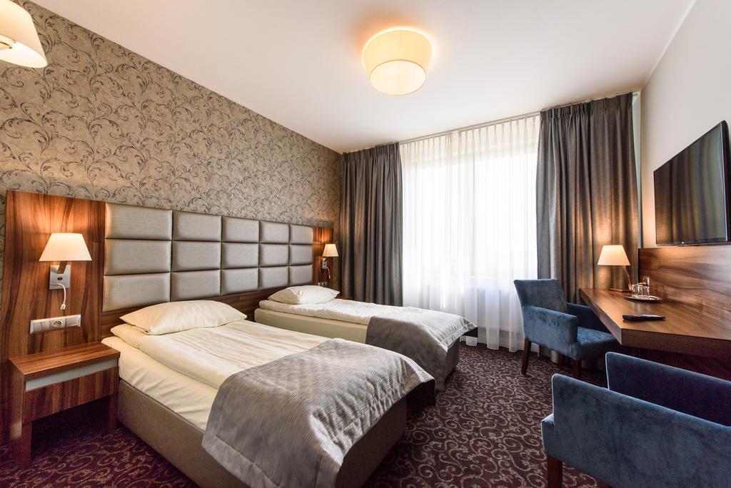Hotel Nowy Dwór Trzebnica Exterior foto