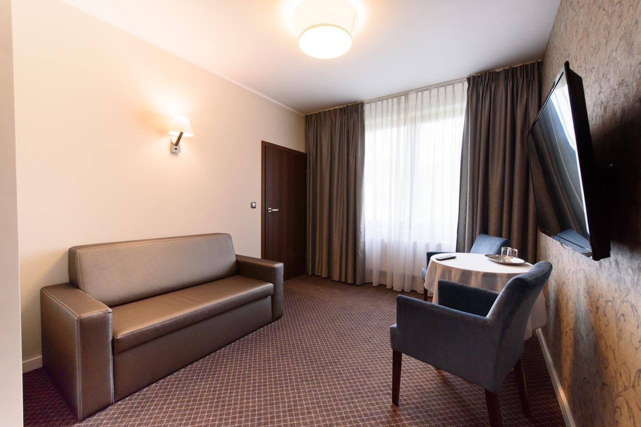Hotel Nowy Dwór Trzebnica Exterior foto