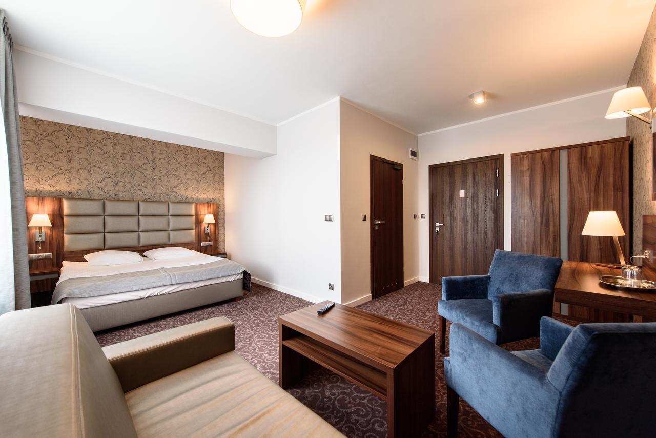 Hotel Nowy Dwór Trzebnica Exterior foto